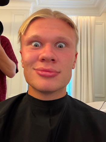 El delantero del Manchester City se cortó el pelo y se lo mostró a sus amigos