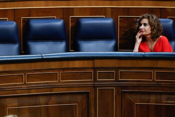 La ministra de Hacienda, María