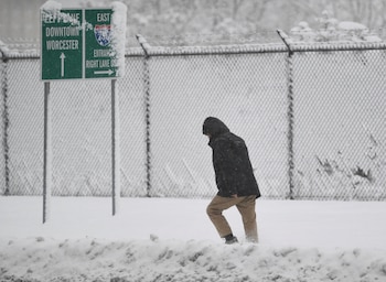 Un hombre camina a través de la nieve hacia el centro de Worcester durante la primera tormenta invernal de 2024 que se espera que traiga fuertes nevadas en todo el noreste de los Estados Unidos, en Worcester, Massachusetts, EE.UU., 7 de enero de 2024. REUTERS/Amanda Sabga