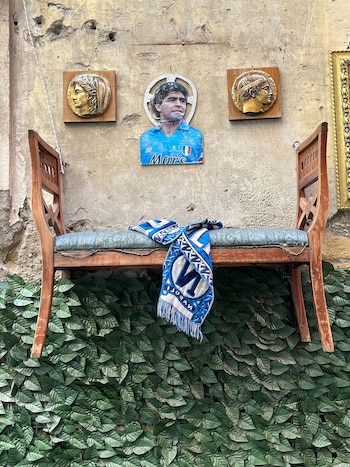 La iconografía maradoniana se extiende