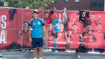 Insólito: un youtuber se hizo pasar por una figura del Barcelona y firmó autógrafos a hinchas de España en la concentración
