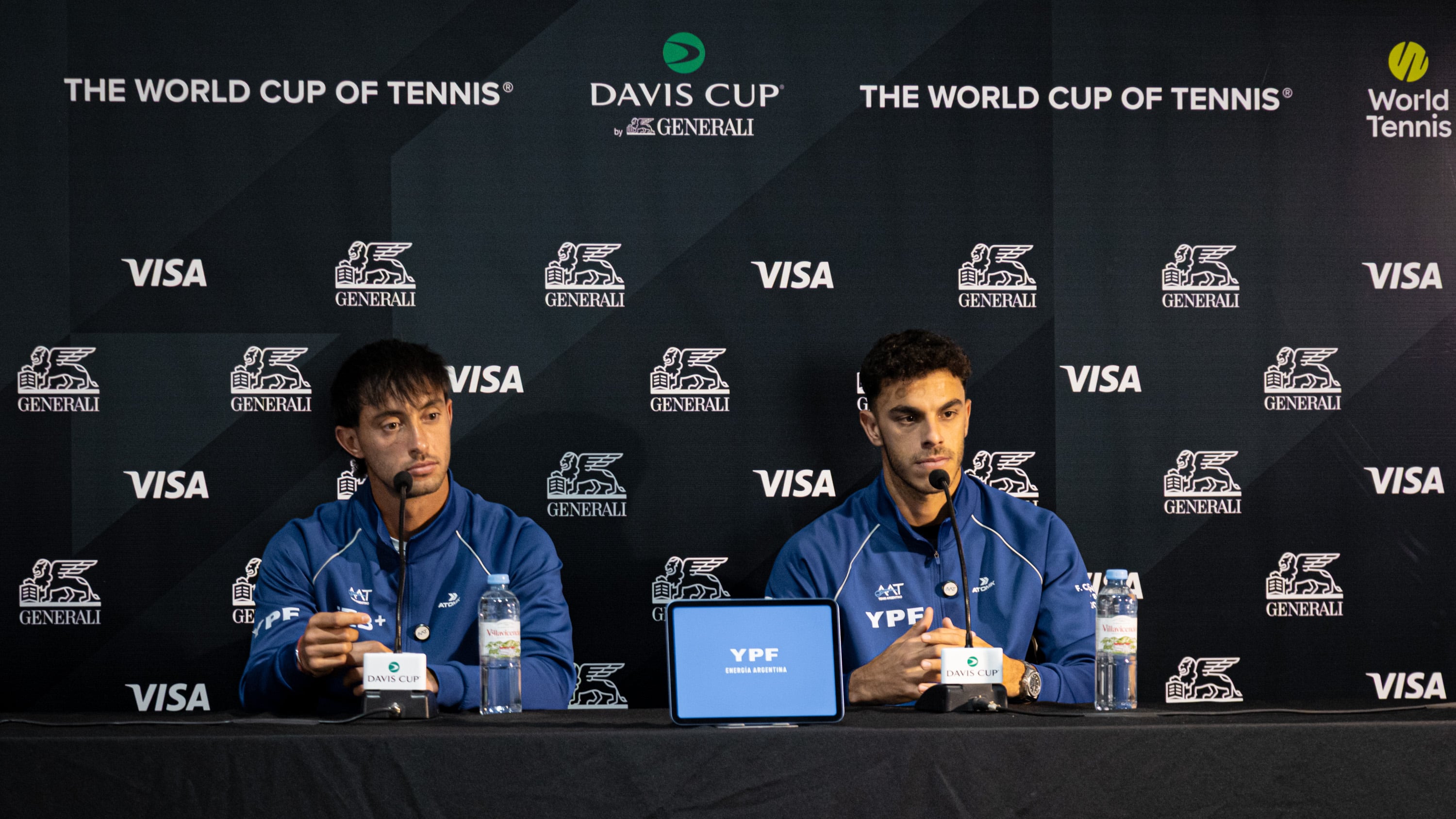 Thiago Tirante y Francisco Cerúndolo durante la conferencia de prensa en el Estadio Ruca Che de Neuquén (Crédito: Prensa AAT)