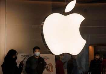 En la imagen el logo de la compañía Apple, en una fotografía de archivo. EFE/EPA/ALEX PLAVEVSKI