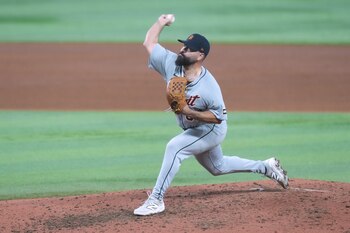 José Urquidy (65), de los