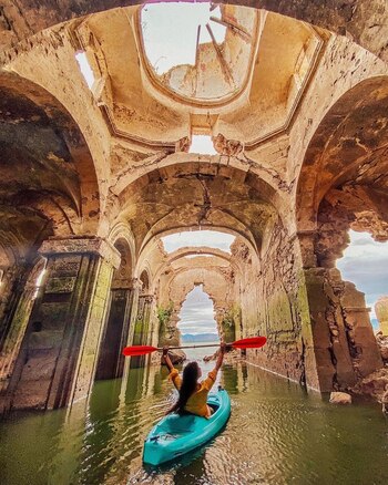 Una viajera cruza el recinto