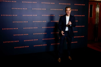 Traje azul profundo con camiseta blanca y reloj, una opción versátil que moderniza la sastrería en otra aparición de “Oppenheimer” (REUTERS/Sarah Meyssonnier)