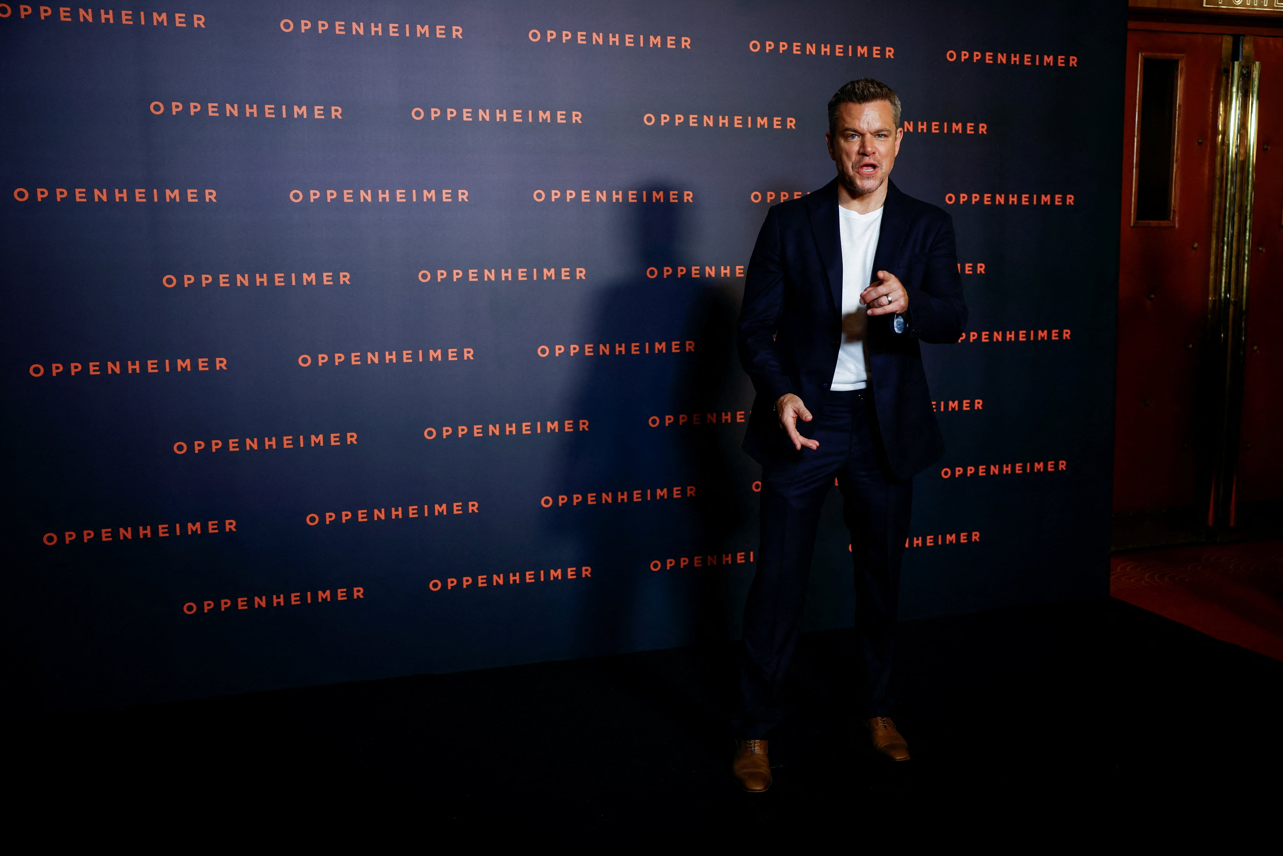 Traje azul profundo con camiseta blanca y reloj, una opción versátil que moderniza la sastrería en otra aparición de “Oppenheimer” (REUTERS/Sarah Meyssonnier)