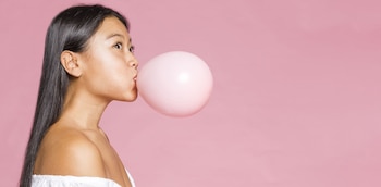 La goma de mascar tiene