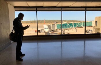 IMAGEN DE ARCHIVO. Un hombre que utiliza una mascarilla espera en el Aeropuerto Internacional de Maiquetía Simón Bolivar, en Venezuela, Marzo 15, 2020. REUTERS/Carlos Jasso