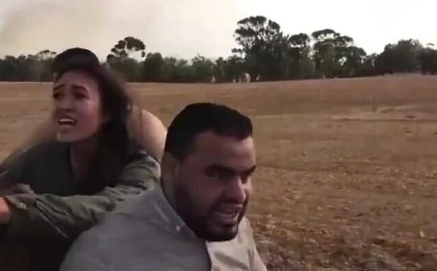 Una imagen del video muestra a Saher Nidal Sakr (derecha) secuestrando a Noa Argamani durante el ataque del 7 de octubre de 2023 (Fuerzas de Defensa de Israel)