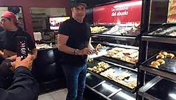 Travolta comprando medialunas en Castelar