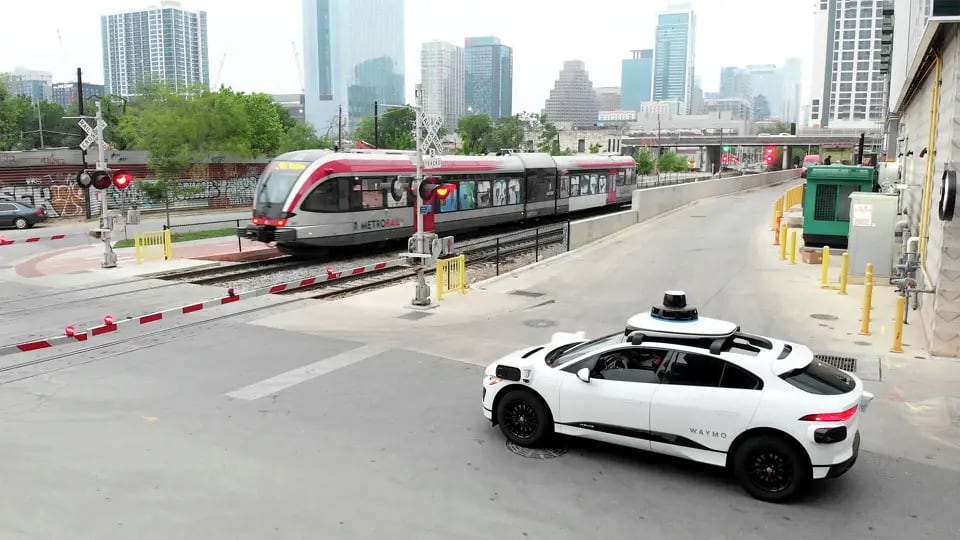 El software de Waymo enfrenta actualizaciones tras reportarse problemas para detectar y evitar zonas inundadas durante aguaceros en Atlanta y San Antonio (X)