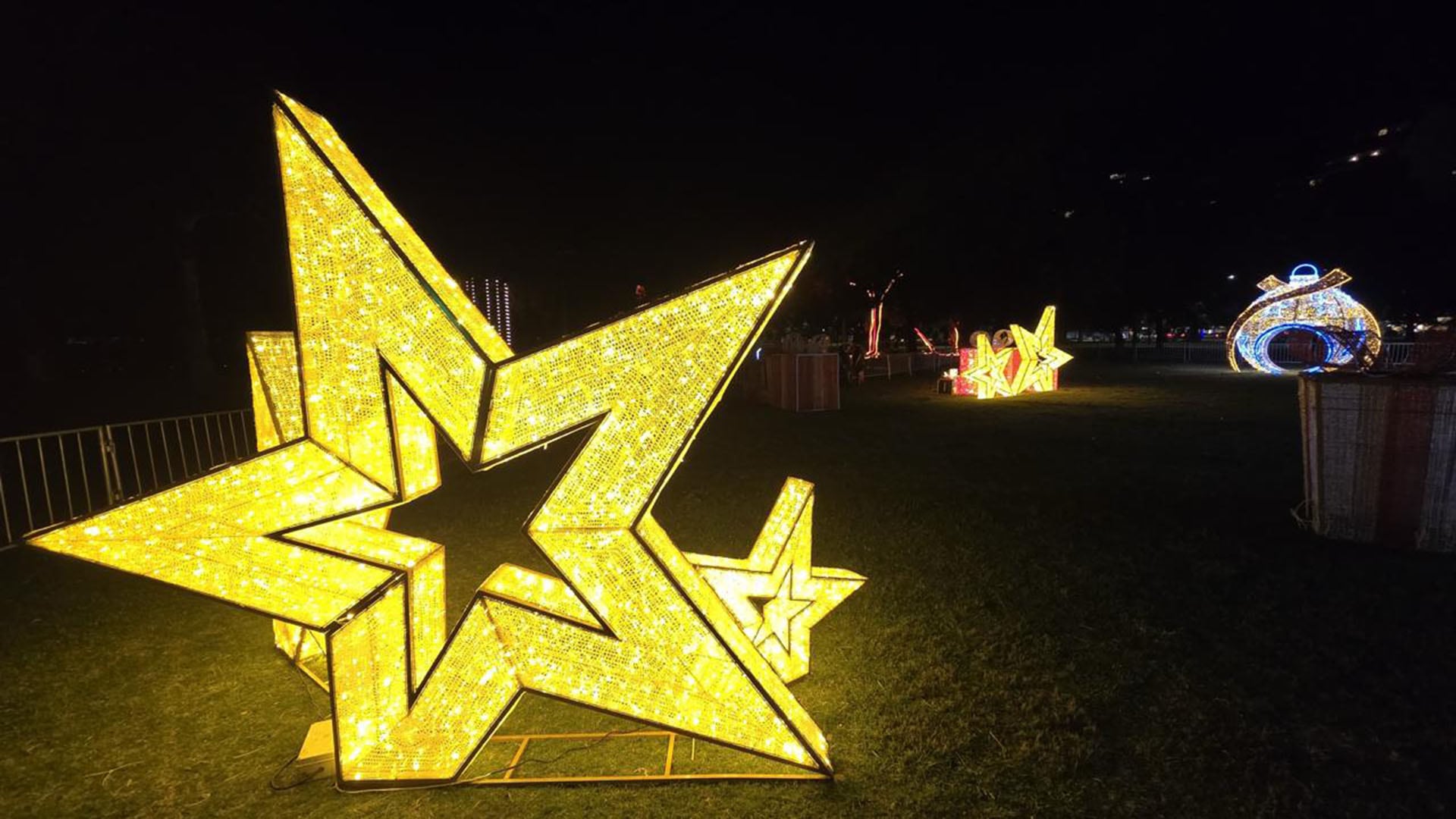El jardín lumínico cuenta con esculturas y puestas de luces.