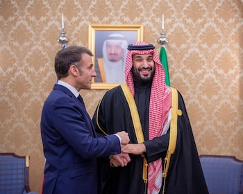 Emmanuel Macron viajó este miércoles a Arabia Saudita para reunirse con el príncipe heredero Mohammed bin Salman y tratar la seguridad energética y el suministro de hidrocarburos (Agencia de Prensa Saudí/Handout vía REUTERS)
