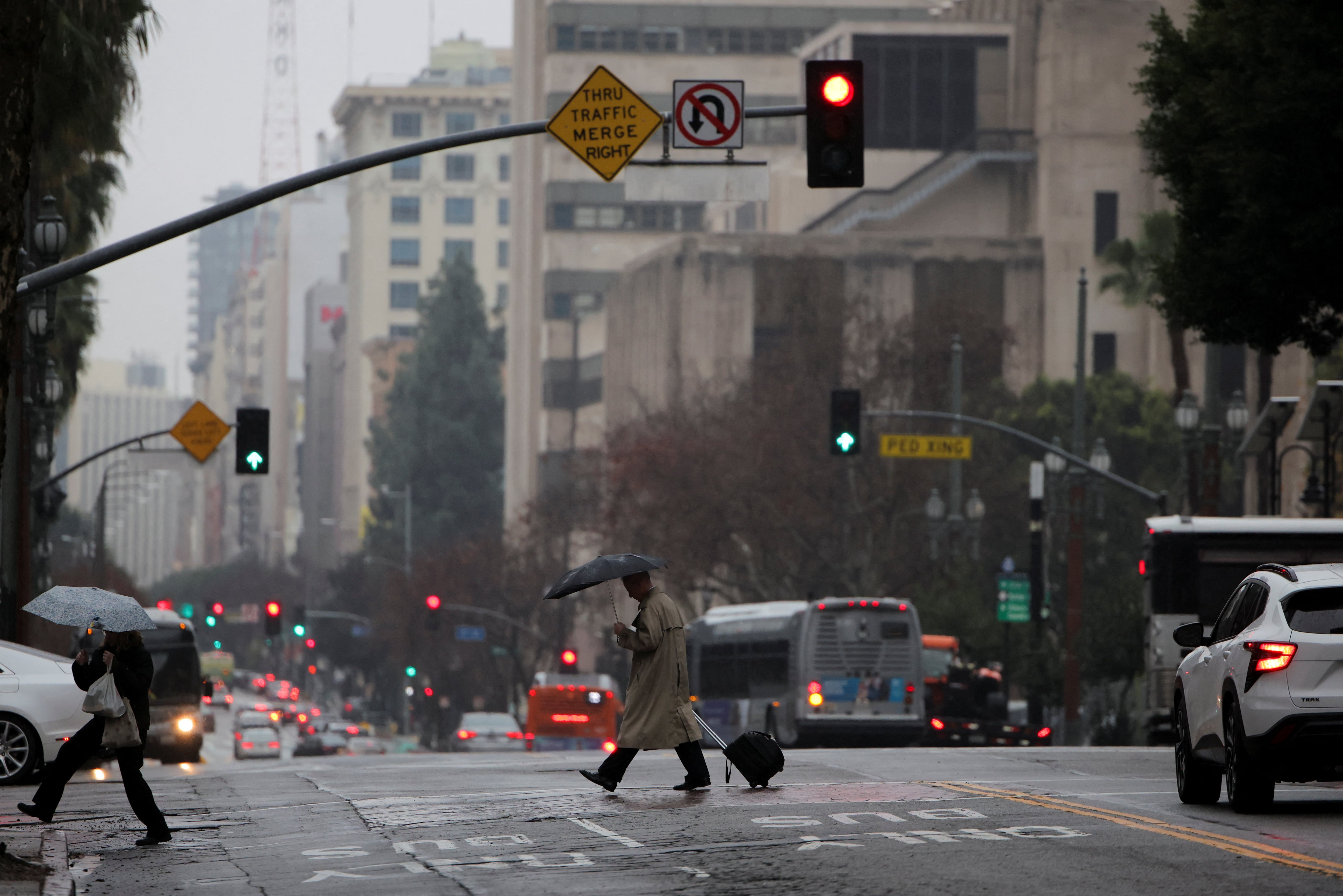 El vaciamiento de oficinas y locales afectó a restaurantes y tiendas y redujo el flujo de visitantes en varios barrios del centro de Los Ángeles (REUTERS/Daniel Cole)