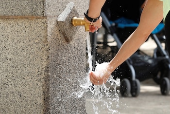 Una persona utiliza una fuente