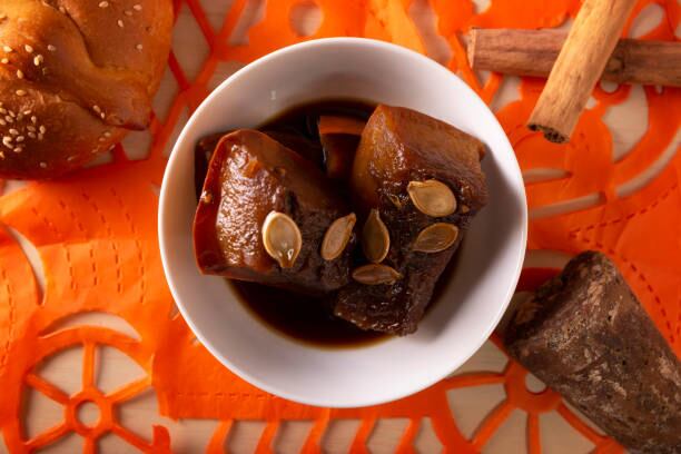 El emblemático dulce mexicano destaca por su contenido en vitaminas, antioxidantes y minerales, contribuyendo al fortalecimiento del sistema inmunológico a través de una costumbre de profundas raíces. (Foto: (iStock)