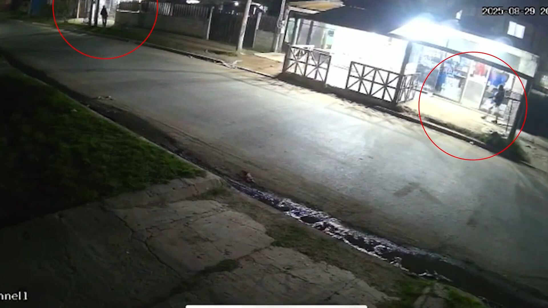 El momento en que la víctima aparece en la escena, bastantes pasos por detrás de su abusador.