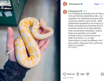 Britney Spears sostiene una serpiente en Instagram y dice estar en un “viaje espiritual”