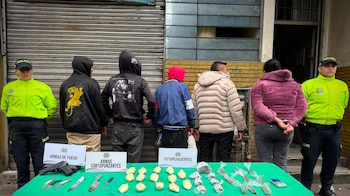 En los inmuebles también fueron encontrados más de $3 millones en efectivo, un arma traumática y armas cortopunzantes - crédito Policía Metropolitana de Bogotá