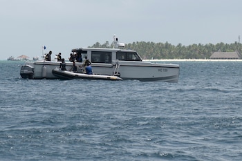 Un buzo de la Fuerza de Defensa Nacional de Maldivas (MNDF) murió este sábado mientras participaba en las labores de rescate. (EFE/EPA/SOPHIA NASIF)