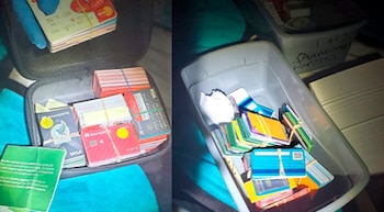 El hallazgo que reveló la dimensión del presunto esquema fue el de aproximadamente mil 500 tarjetas bancarias pertenecientes a terceros, acompañadas de sus números de identificación personal (NIP). Crédito: Fiscalía de Sonora