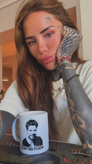 Cande mostró su taza con