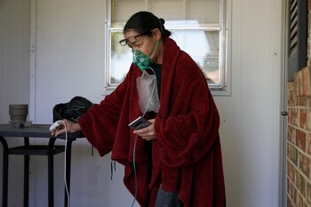 Una mujer con covid respira con oxígeno en Shawnee, Oklahoma (REUTERS/Nick Oxford)