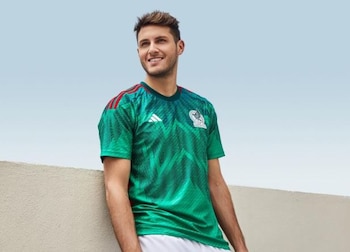 Así es el jersey de la Selección Mexicana para el Mundial de Qatar: regresó el verde y con el escudo polémico presente (Foto: FMF/ADIDAS)
