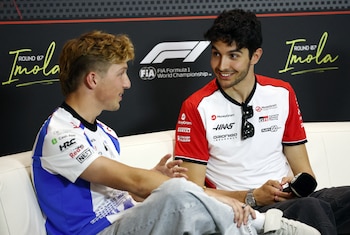 Liam Lawson y Esteban Ocon, dos de los pilotos que están obligados a mostrar un buen rendimiento para continuar en la F1 (REUTERS/Jakub Porzycki)