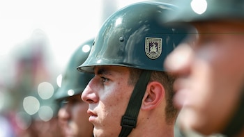 Detenida una veintena de militares