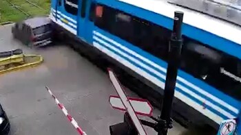 Video: intentó cruzar con la