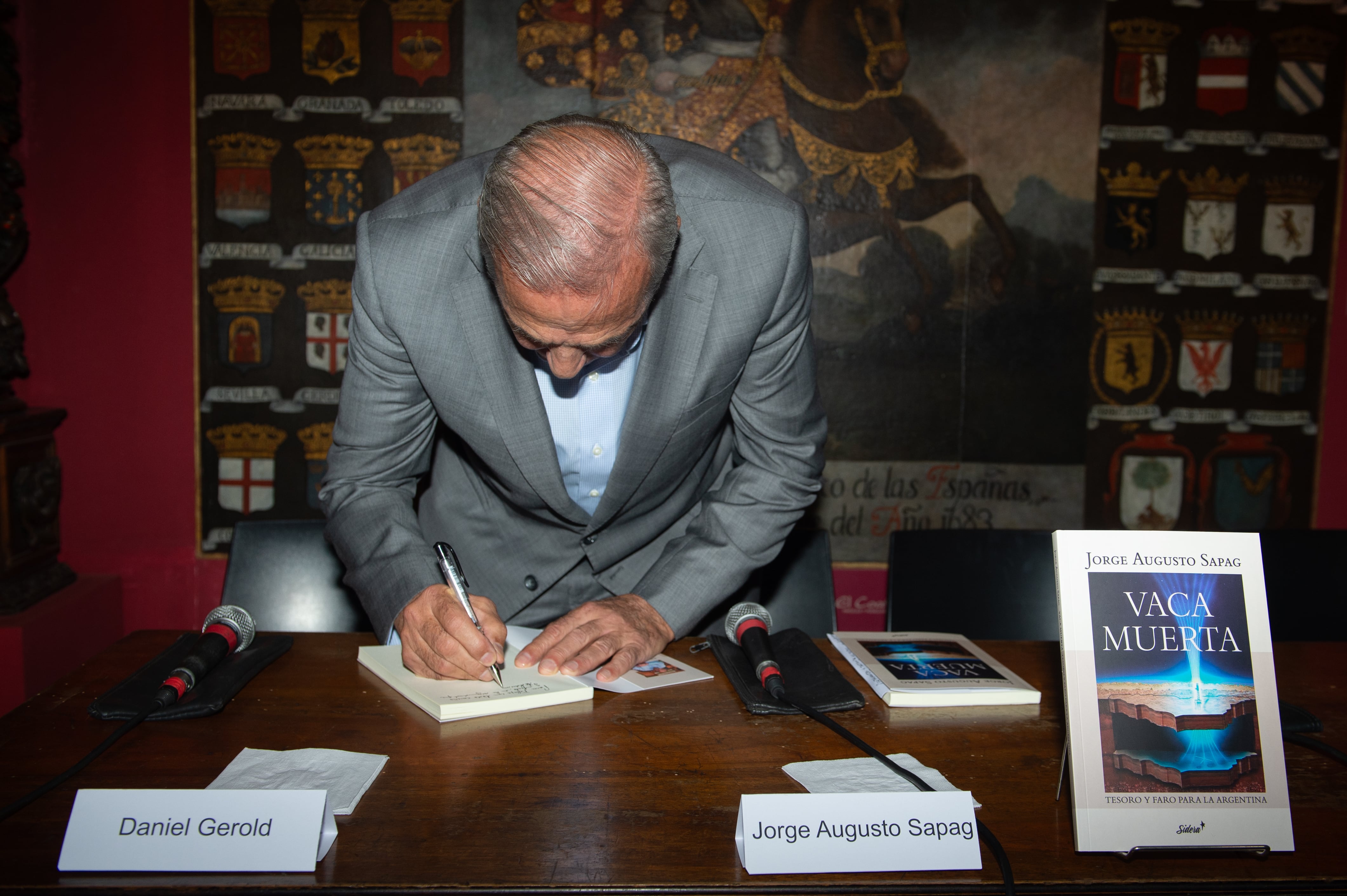 “Vaca Muerta nació a pesar de una macroeconomía calamitosa y desquiciada. Su desarrollo es fruto del trabajo, la decisión y el coraje de miles de hombres y mujeres que abrazaron este desafío. Irónicamente, ha llegado a convertirse hoy en una herramienta central para encauzar la economía argentina, generar divisas y asegurar estabilidad”, asegura Sapag en la introducción del libro