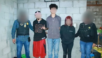 Las fuerzas de seguridad de Guatemala capturaron a cuatro presuntos integrantes de la Mara 18 en un operativo en Villa Canales. (Cortesía: PNC de Guatemala)