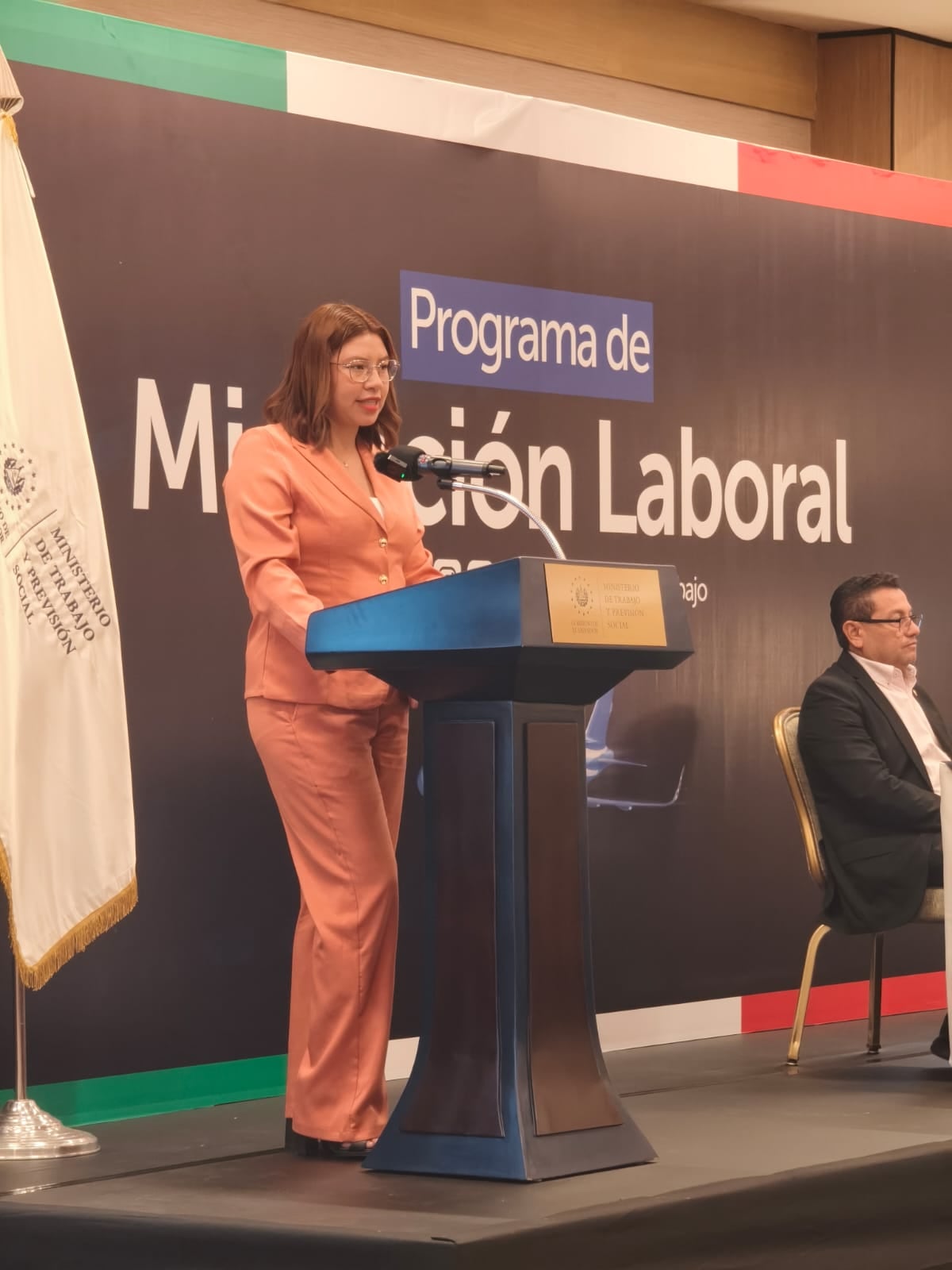Raquel Morán, enfermera salvadoreña de 29 años, comparte su testimonio durante el lanzamiento del nuevo destino laboral hacia Italia. Infobae Centroamérica/ Elizabeth Minero.