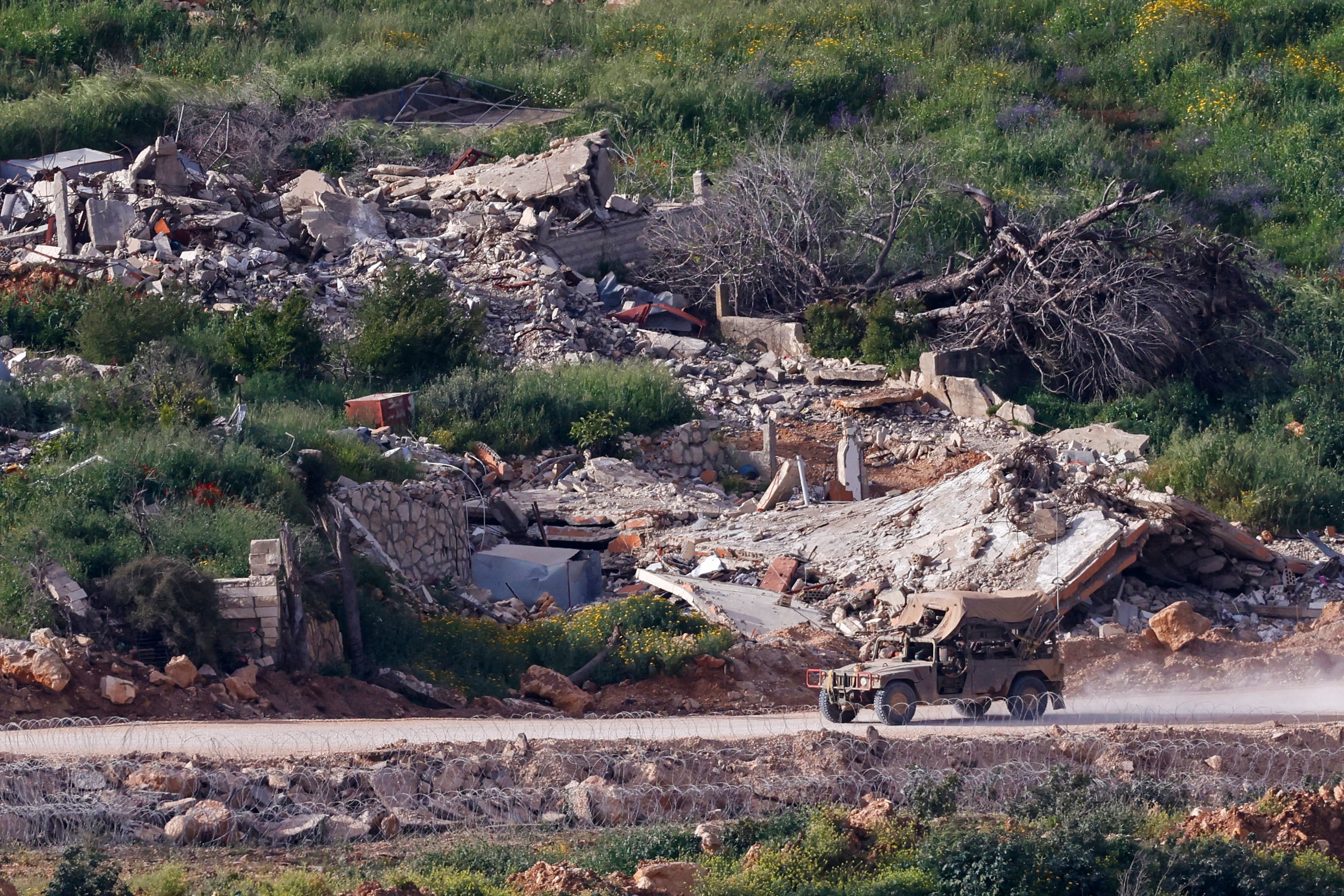 Vehículo militar israelí entre ruinas en el sur del Líbano. Netanyahu ordenó hoy atacar con contundencia a Hezbollah tras denunciar violaciones al cese el fuego. (Jalaa MAREY / AFP)