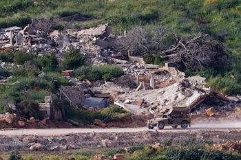 Vehículo militar israelí entre ruinas en el sur del Líbano. Netanyahu ordenó hoy atacar con contundencia a Hezbollah tras denunciar violaciones al cese el fuego. (Jalaa MAREY / AFP)