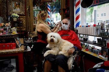 Un peluquero corta el cabello