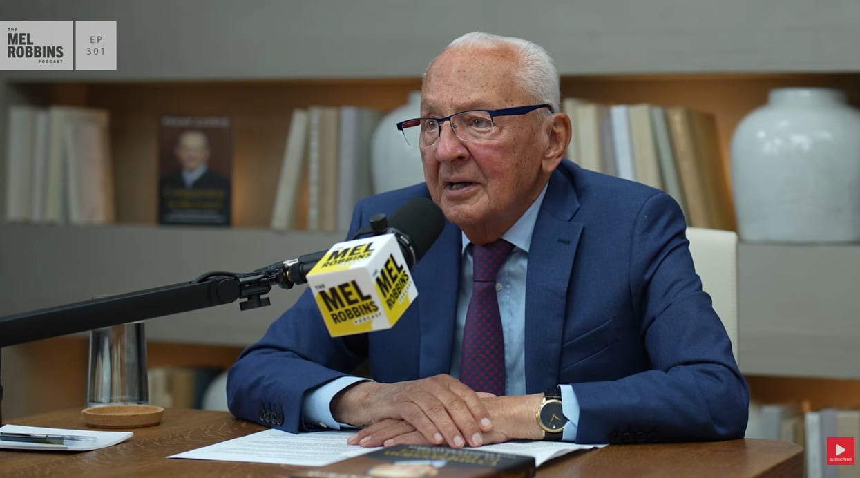 El juez Frank Caprio recordó cómo una conversación con su padre, durante su primer día en un tribunal de Rhode Island (Captura de video de The Mel Robbins Podcast)