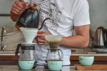 Un trabajador de la finca