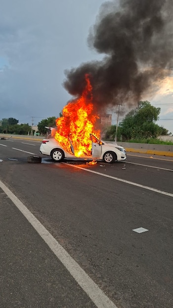 Durante la protesta, al menos nueve vehículos quedaron calcinados sobre la carretera. Crédito. Especial