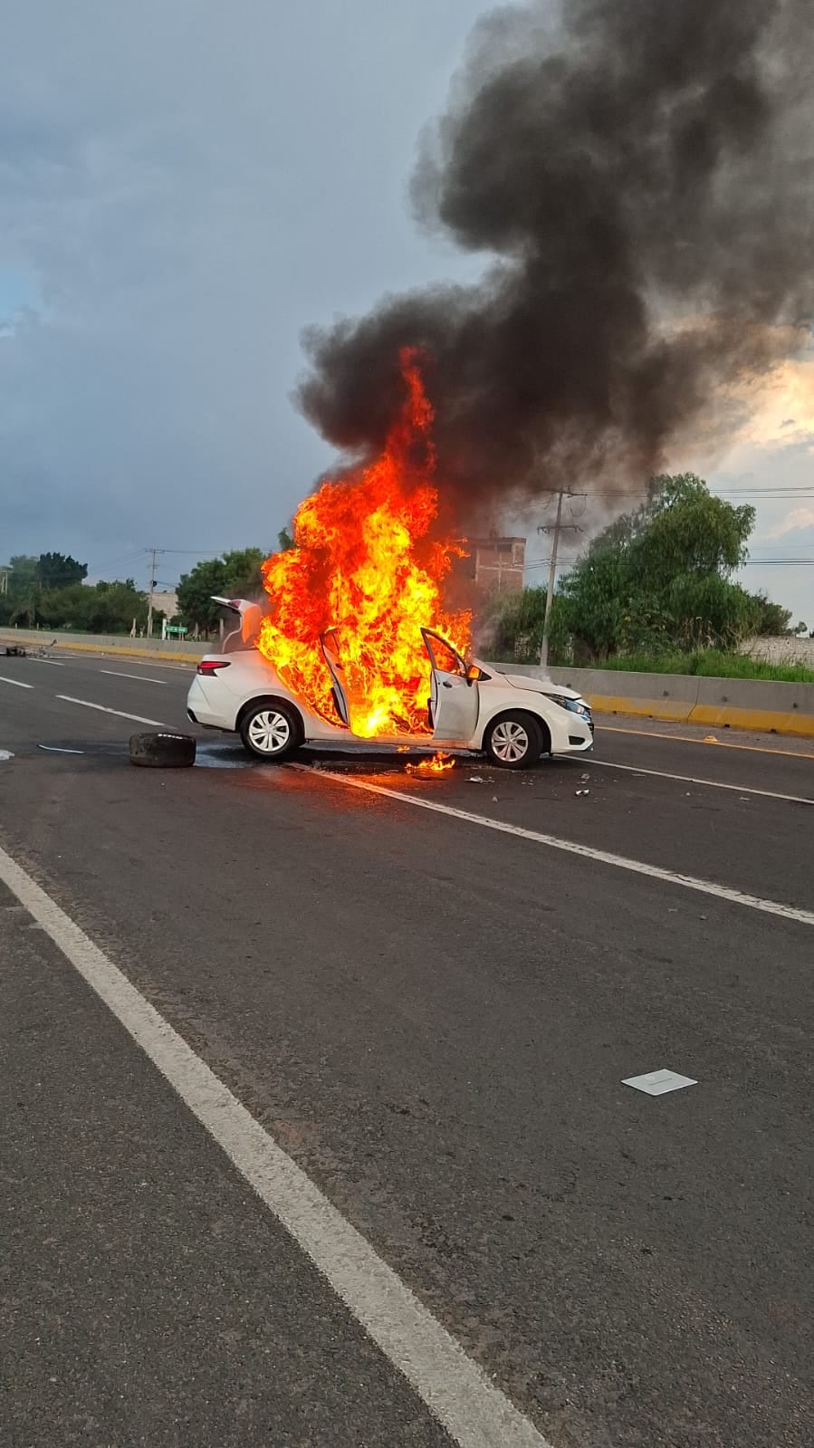 Durante la protesta, al menos nueve vehículos quedaron calcinados sobre la carretera. Crédito. Especial