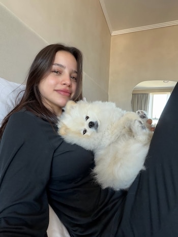 La cantante compartió imágenes íntimas junto a su entorno cercano y su mascota Roma