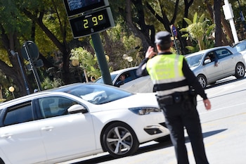 Un policía municipal dirige el