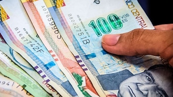 Los ajustes del salario mínimo han generado efectos indirectos, como la reducción de desigualdades, la mejora de la calidad de vida y el impulso a la formalización laboral en los sectores más vulnerables - Créditos: Andina.