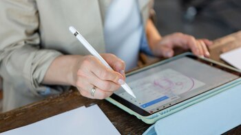 Estudiantes y artistas aprecian trabajar