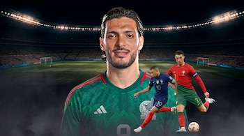 Montaje fotográfico de los futbolistas Raúl Jiménez, Cristiano Ronaldo y Kylian Mbappé posando en un estadio de fútbol con iluminación nocturna.