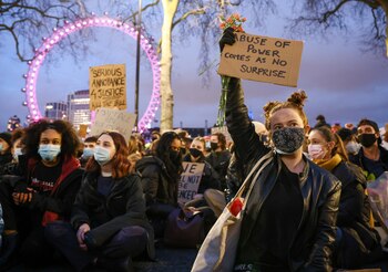 Los manifestantes sostienen carteles durante