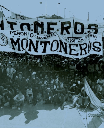 Imagen monocromática de una gran multitud en una manifestación. Se observan pancartas con "Montoneros", "Perón o Muerte" y "Viva la Patria". Algunas personas están sentadas