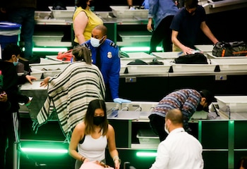 Viajantes pasan por los controles